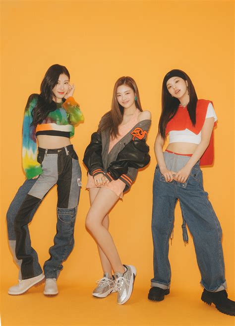 itzy pics on Twitter: "ITZY x ViVi https://t.co/IQHPAmMAZb" / Twitter