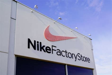 Cartello E Logo Della Nike Su Scatole Rosse Di Abbigliamento Sportivo