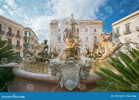 La Fontaine De Diana à Syracuse Sicile Italie Image stock éditorial