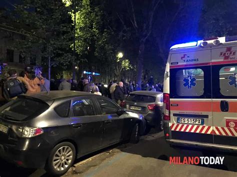 Tensione Alta Tra La Polizia E I Manifestanti Di Estrema Destra Foto C