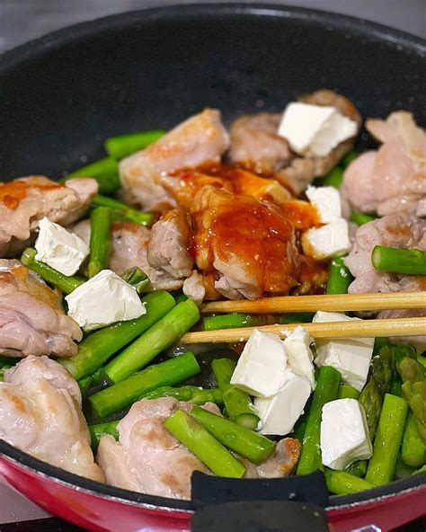 鶏肉とアスパラのスイートチリクリームチーズ炒め﻿ クラシル