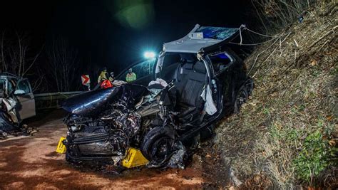 Unfall Bei Waldenbuch Drei Verletzte Nach Frontalzusammensto B Blingen