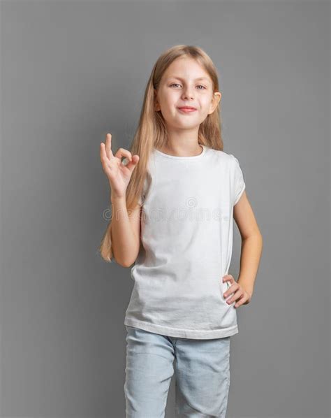 Une Petite Fille Blonde Montre Le Panneau Ok Image Stock Image Du Beau Doigt