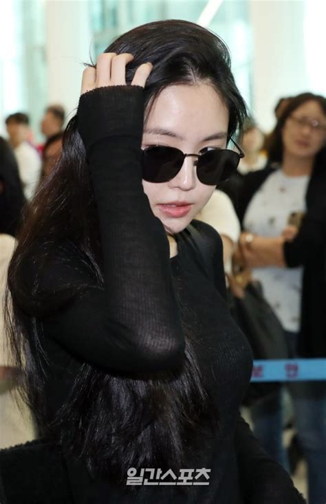 3 girlgroup đọ sắc cực hot tại sân bay Jennie BLACKPINK nhợt nhạt Tzuyu cười cứng đờ may có