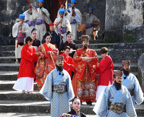 古式行列 厳かに 首里城で琉球王朝祭り、国王と王妃ら180人が練り歩く 沖縄（琉球新報） Yahooニュース