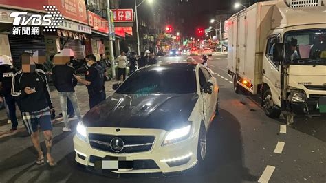 賓士車、貨車路口擦撞！豬隊友到場卻揮拳毆人 下場慘了 Yahoo奇摩汽車機車