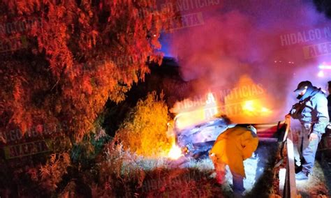 Veh Culo Consumido Por Las Llamas En La Carretera Actopan Pachuca