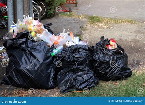 La Pila De Negro Pl Stico De La Basura Y El Bolso De Basura Pierden