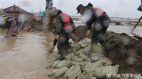 四川若尔盖：河水暴涨漫堤 武警官兵紧急抢险阿坝州若尔盖茂县新浪新闻