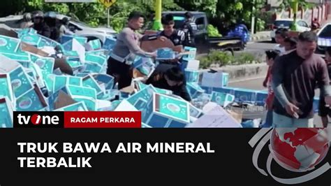 Truk Bermuatan Air Mineral Terbalik Hingga Berserakan Di Jalanan