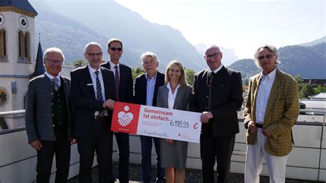 Berchtesgadener Land Sparkasse Spendet Benefizkabarett Einnahmen An S