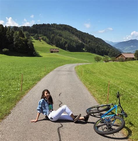 Hot girl khoe ảnh du lịch châu Âu ai cũng muốn mượn background để sống ảo ngay lập tức