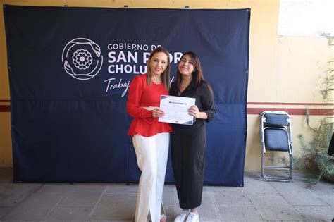 Entrega Paola Angón premio al mérito a servidores de San Pedro Cholula