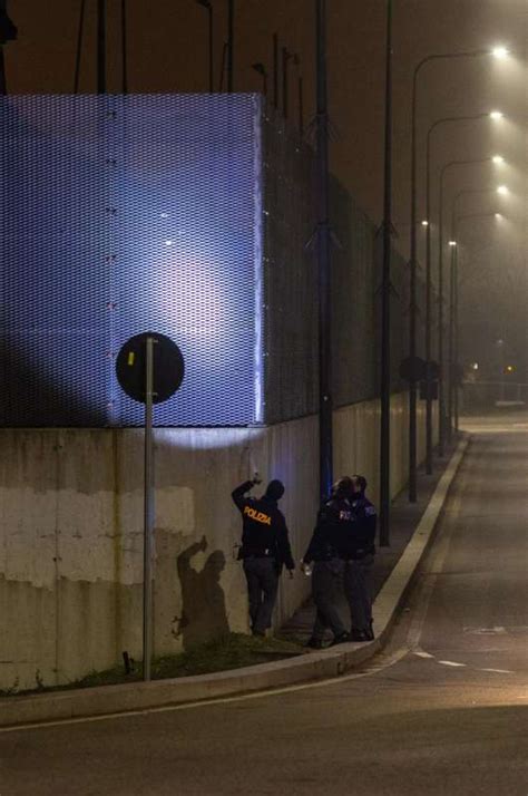 Evasione Dal Carcere Minorile Beccaria Di Milano Dago Fotogallery