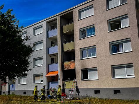 Heftiger Wohnungsbrand Mit Verletzten Feuer Greift Auf