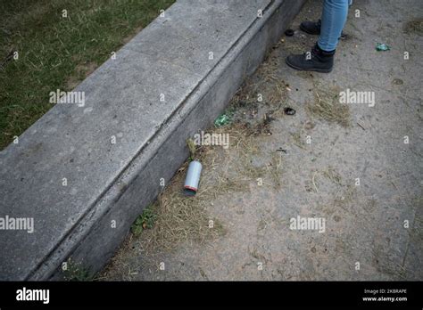 El Revestimiento De Una Granada De Gas Lacrim Geno Sobre El Terreno En