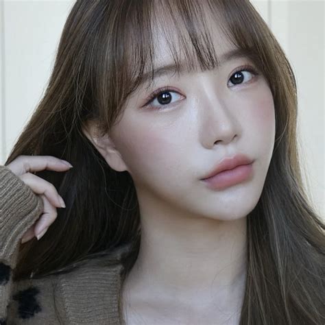 Lộ ảnh chưa phẫu thuật thẩm mỹ nàng hot girl khiến cư dân mạng khóc thét không dám tin vào mắt