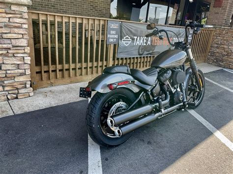 Harley Davidson Street Bob Gauntlet Gray Metallic Vivid