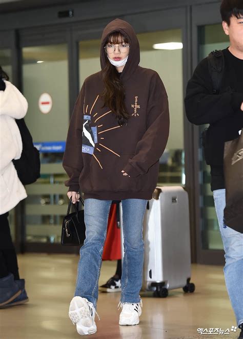 Lisa Blackpink Airport Fashion 2020 : Blackpink fashion ranking blackpink lisa rose jennie jisoo ...