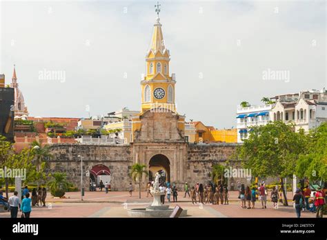 La Puerta Del Reloj La Torre Del Reloj O Boca Del Puente Monumento