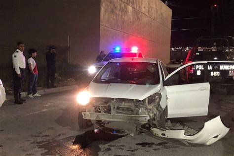 Distraído conductor choca contra camellón y termina con su auto