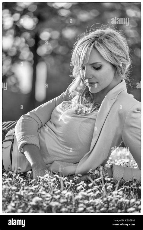Junge blonde frau im gras liegt Schwarzweiß Stockfotos und bilder Alamy
