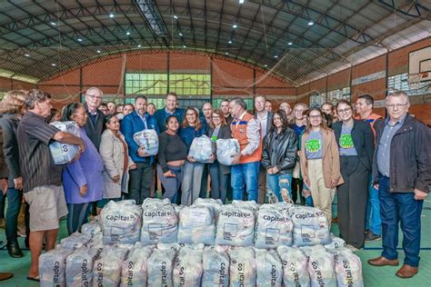 Primeira Dama Visita Regi Es Atingidas Por Enchentes E Realiza Entrega