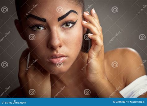 Retrato Da Beleza De Uma Mulher Moreno Nova Imagem De Stock Imagem De