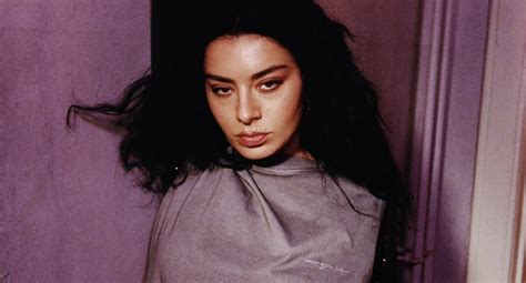 Charli XCX nos acerca a su nuevo álbum con Club Classics y B2B