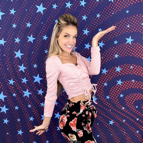 7 Hot Sexy Lea Kyle Bikini Pics