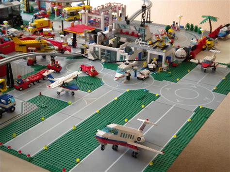 Fotos de aeroportos, aviões e helicópteros feitos com LEGO