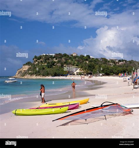 Los Kayaks De Color Y Tablas De Windsurf En La Playa Con Dos Hombres En