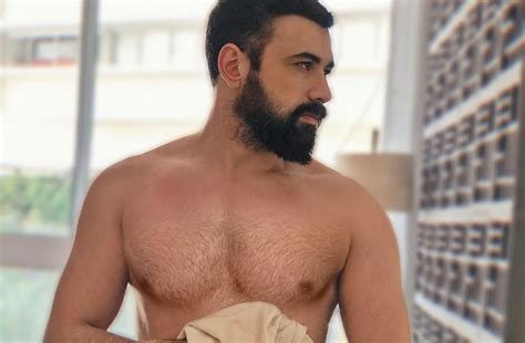 Repórter que teve suposto nude vazado exibindo 26 Não é gay se