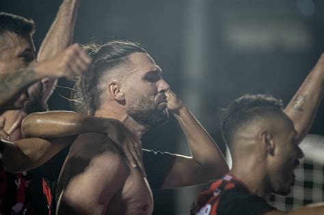 Léo Gamalho exalta torcida do Vitória após triunfo