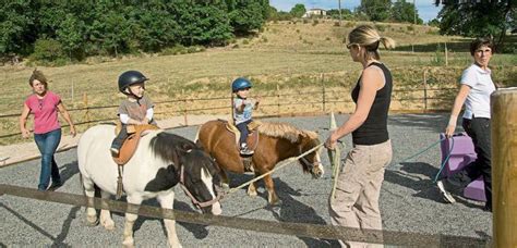 Mini Cavaliers En Selle Au Poney City