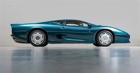 Обнаружен культовый суперкар Jaguar Xj220 без пробега фото