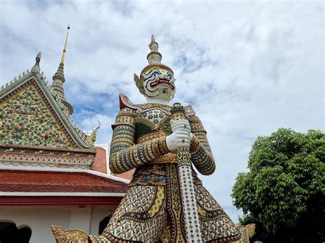 El Gigante Sahatsadecha Que Custodia La Puerta Oriental De La Capilla