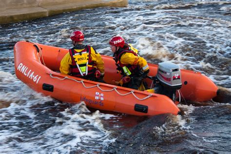 Rnli Flood Rescue Team Training Members Of The Rnli North Flickr