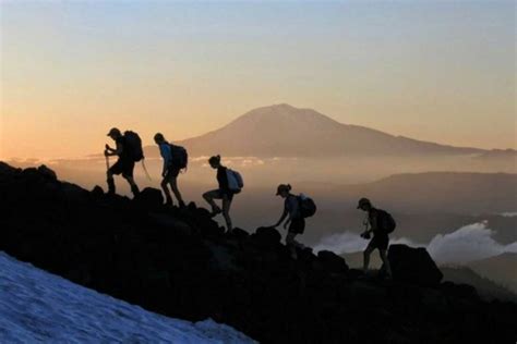 Hobi Naik Gunung 5 Perlengkapan Ini Wajib Kamu Bawa Bro