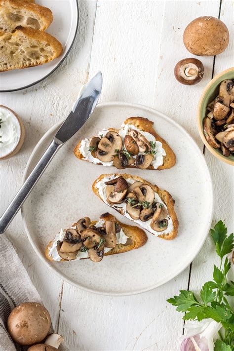 Einfache Pilz Bruschetta mit Champignons und Ziegenfrischkäse