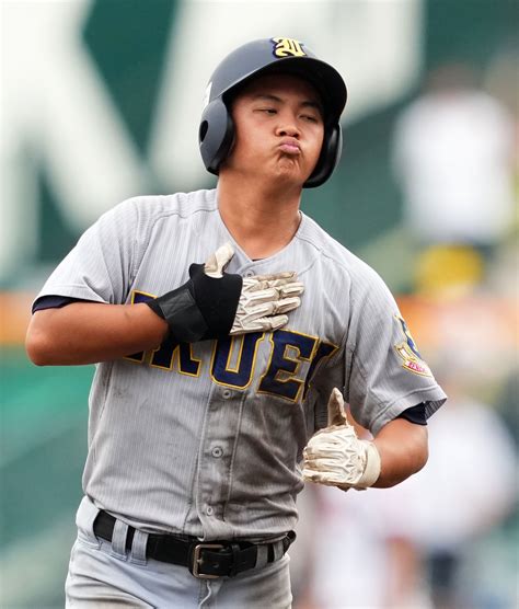 【甲子園】仙台育英が初優勝 悲願の大旗「白河越え」東北勢で春夏通じて13度目の挑戦で初v 高校野球夏の甲子園写真ニュース 日刊スポーツ