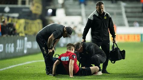 Poco Común El Juez De Línea Se Lesionó En El Partido De Peñarol Y Tuvo