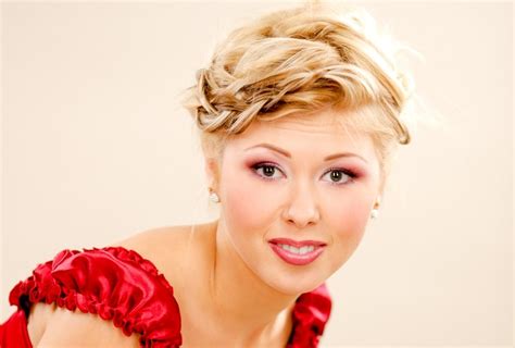 10 Updos for Short Bobbed Hair to Work for Any Occasion