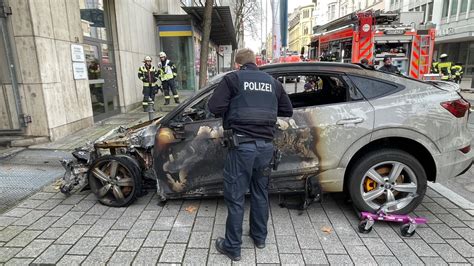 Wiesbaden Feuer In Tiefgarage Von Roncalli Haus E Auto Brennt