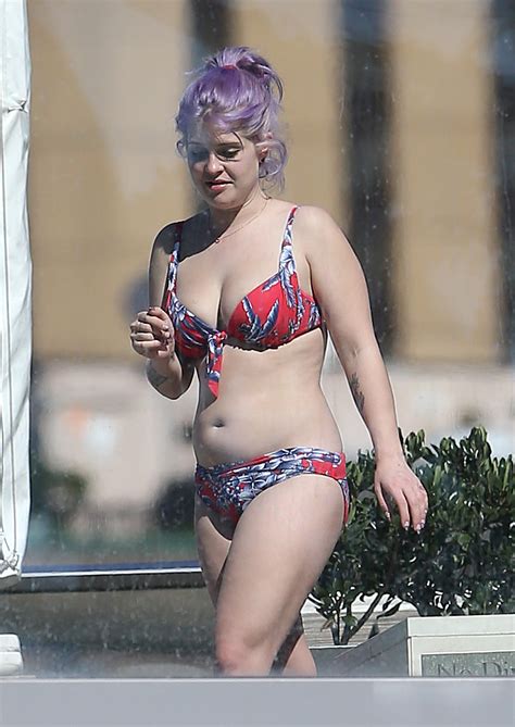 Kelly Osbourne Shows Off Her Curves In Bikini On Australian Vacation New York Daily News