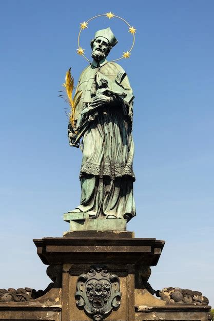 Estatua de san juan nepomuceno puente carlos praga república checa