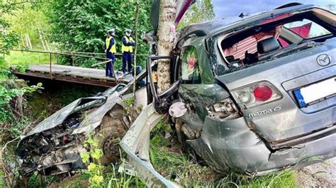 Wara Tragiczny wypadek auto przełamało się na pół 18 latek nie żyje