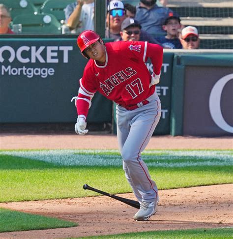 大谷翔平 けいれんで途中交代 2打席連発も腰を痛めた様子 腰に手を当てベース回り疲弊の表情 Mlb 日刊スポーツ