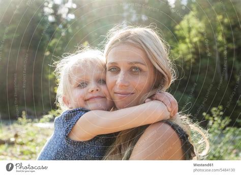 Portr T Der Mutter Und Ihrer Kleinen Tochter Kopf An Kopf Ein