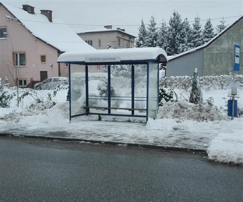 Rzozów w gminie Skawina Sam odśnieża przystanki aby dojeżdżać do